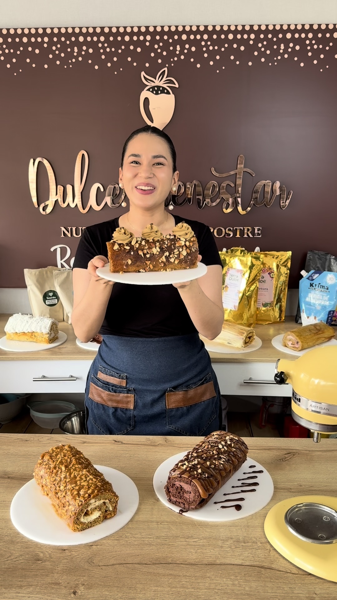 Catalina Cabrera presentando un rollo suizo keto